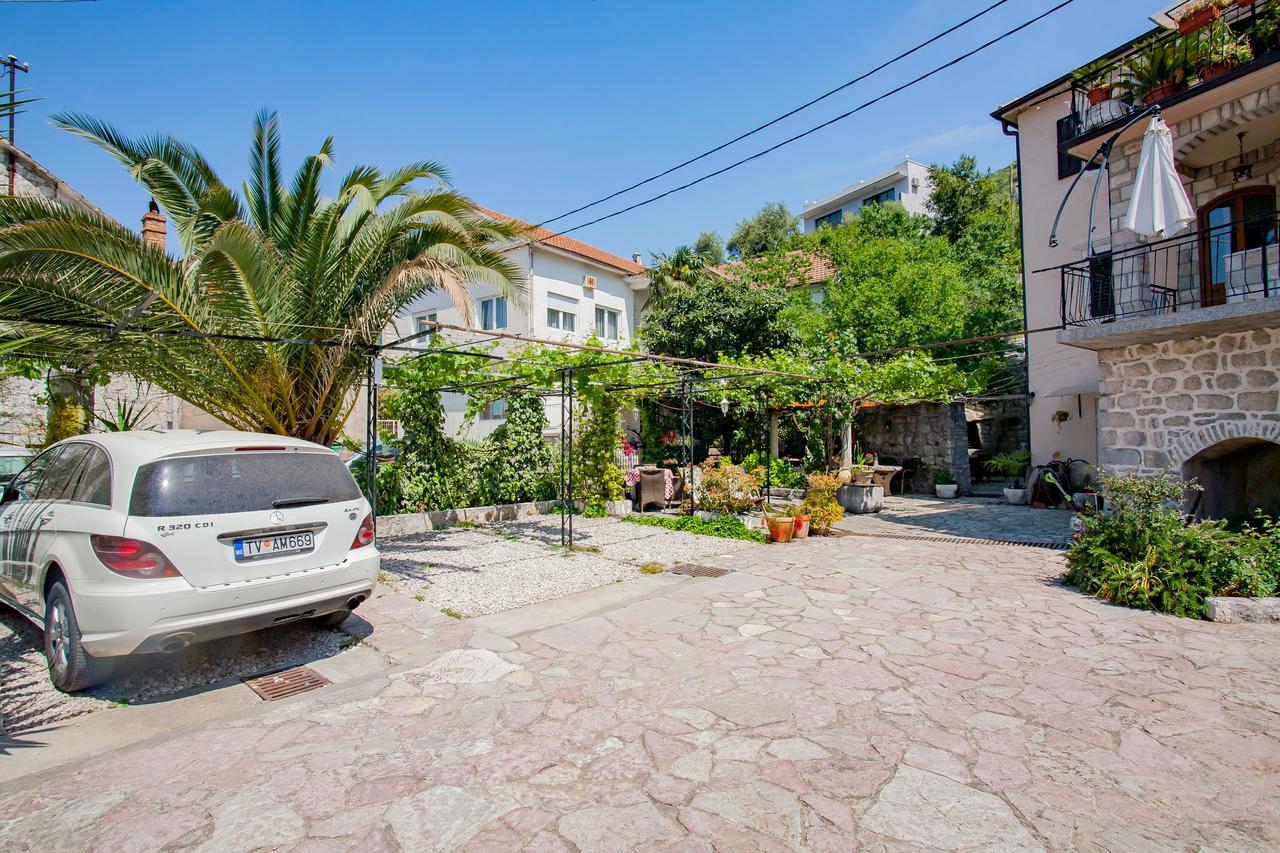 Apartments Villa Serventi Tivat Kültér fotó